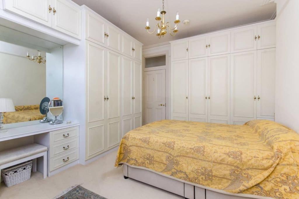 Large 3 Bed Flat In Central Wimbledon ลอนดอน ภายนอก รูปภาพ